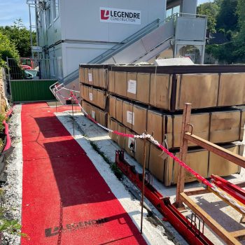tapis rouge chantier dans le batiment